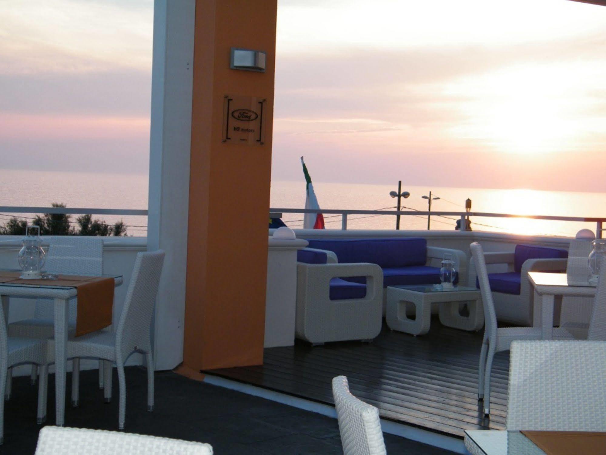 Piccadilly Rooms Restaurant And Beach Santa Maria al Bagno Exterior foto